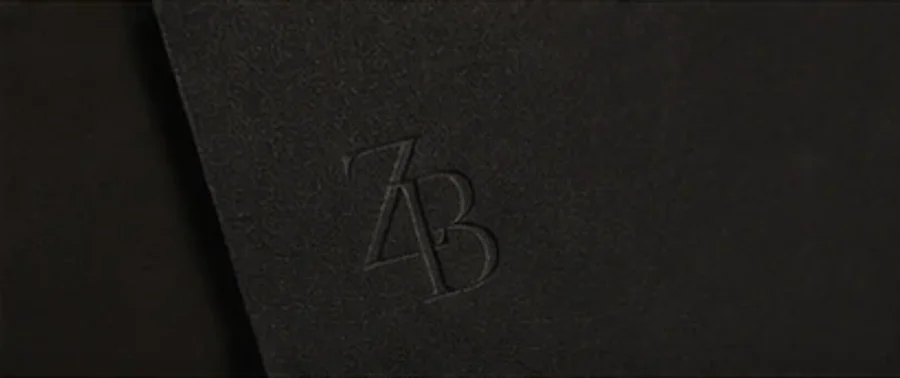 Monogramme ZABAX embossé sur un carton noir